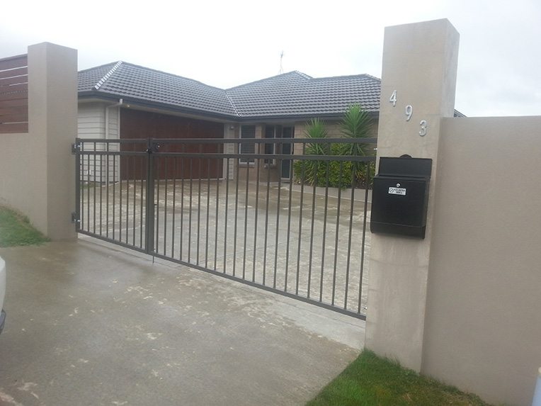 Camden-style-driveway-gate-warner-fences