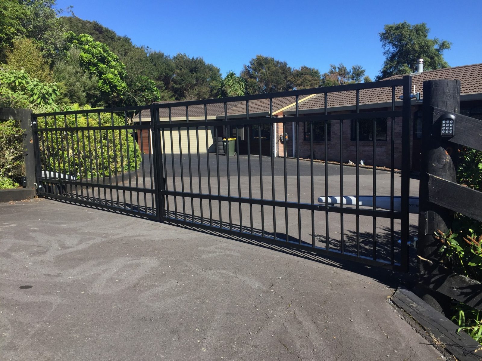 Camden-style-automatic-gate-warner-fences