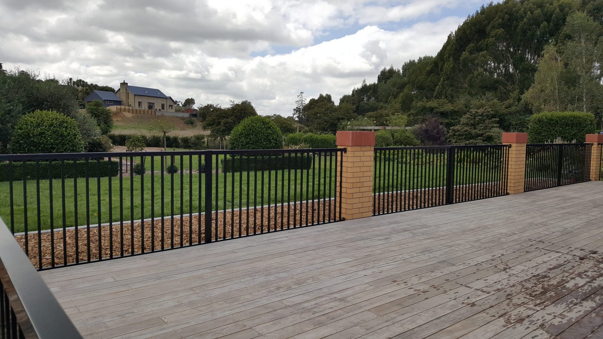 Classic-style-residential-fence-warner-fences