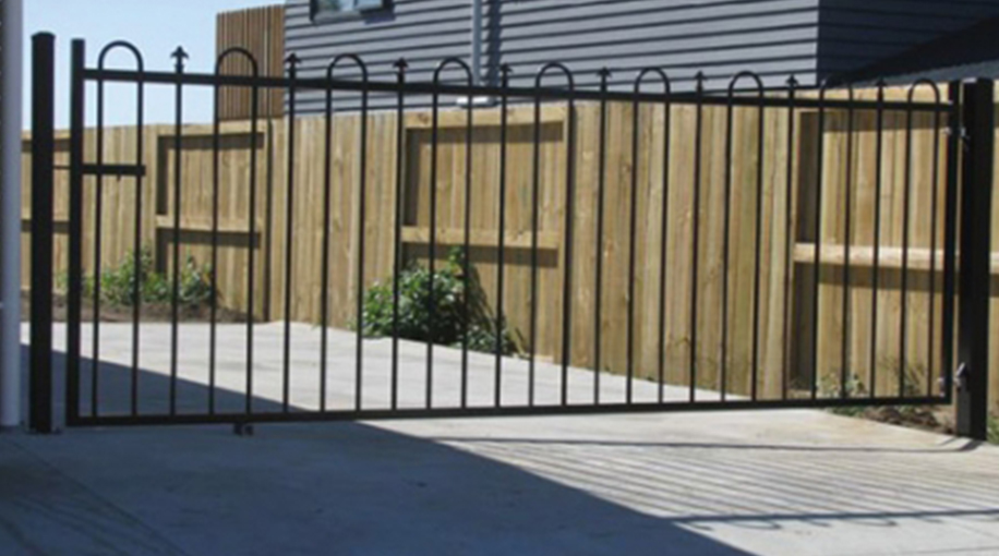 Warner_Tudor II_driveway_gate