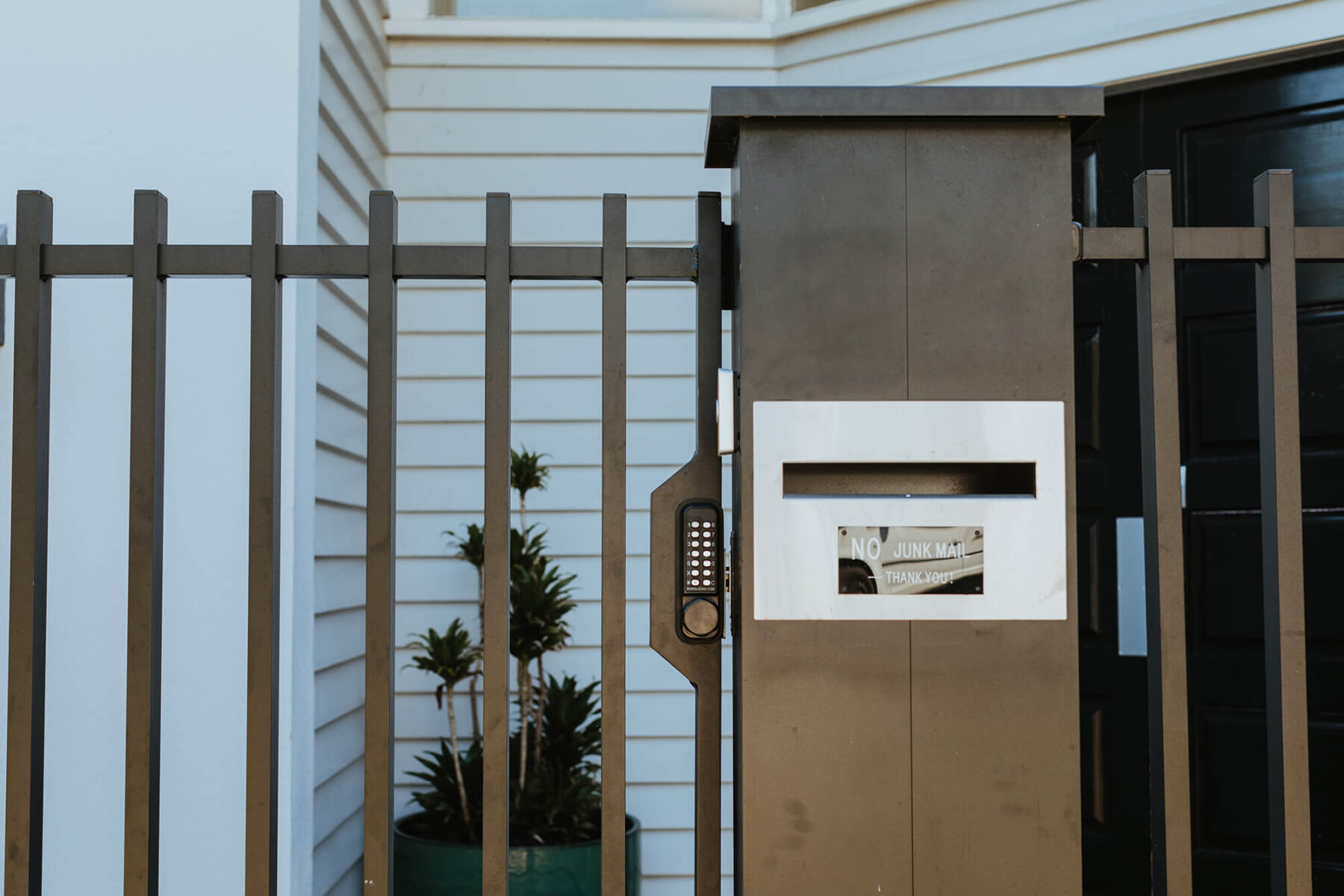 Pathgate_tub_taranaki_02