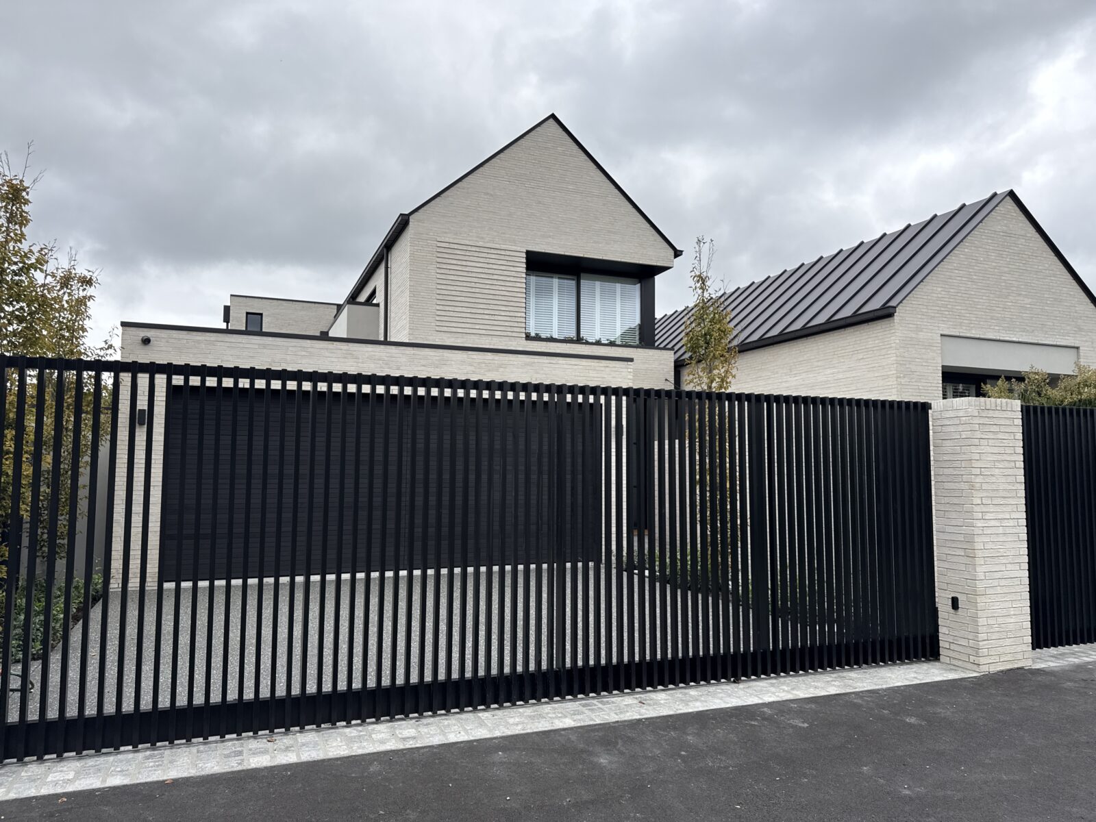Architectural fencing vs standard timber fencing: is the upgrade worth it?