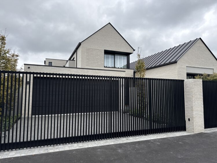 Architectural fencing vs standard timber fencing: is the upgrade worth it?