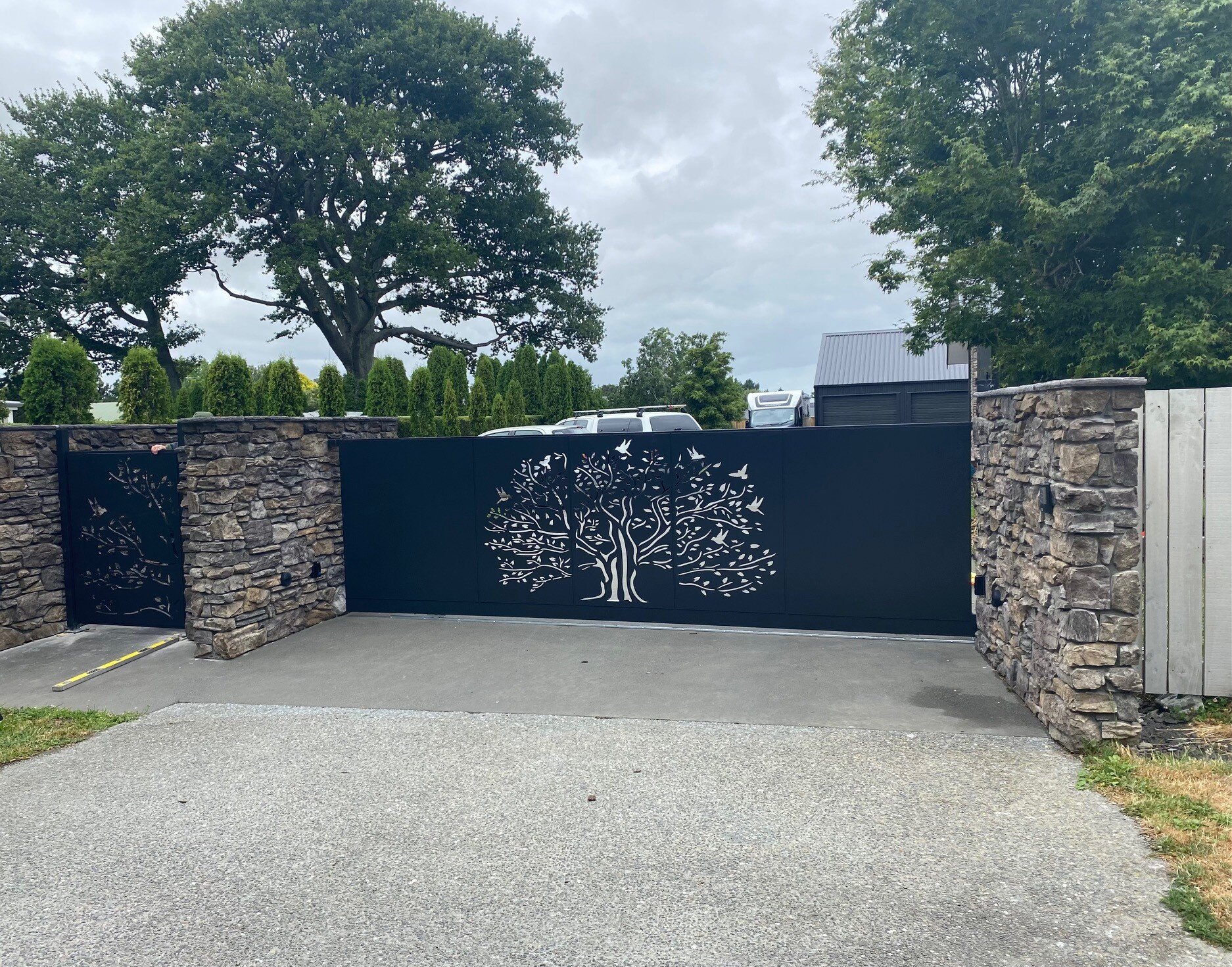 driveway-gate-plate-tree-1