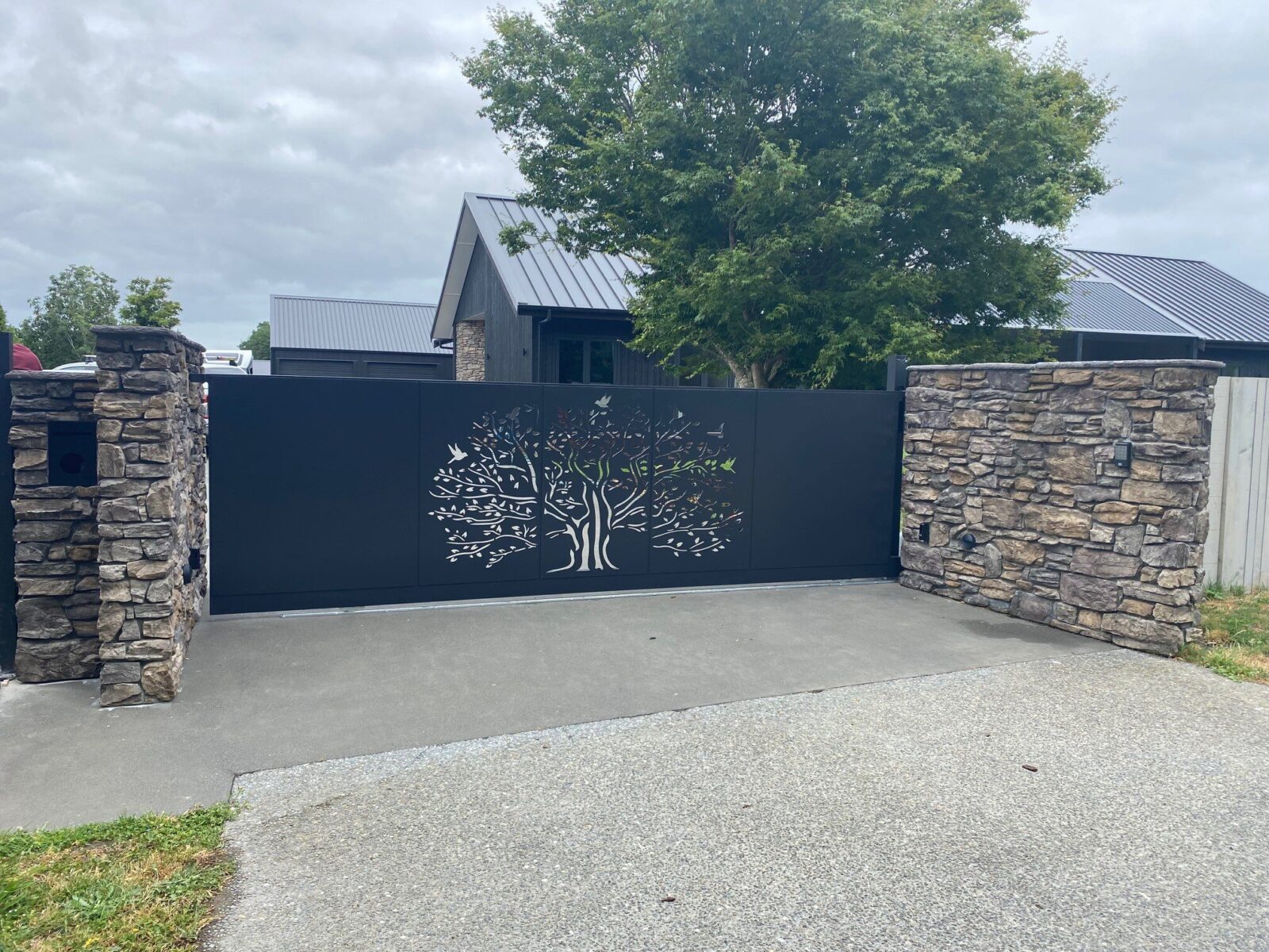 driveway-gate-plate-tree-2